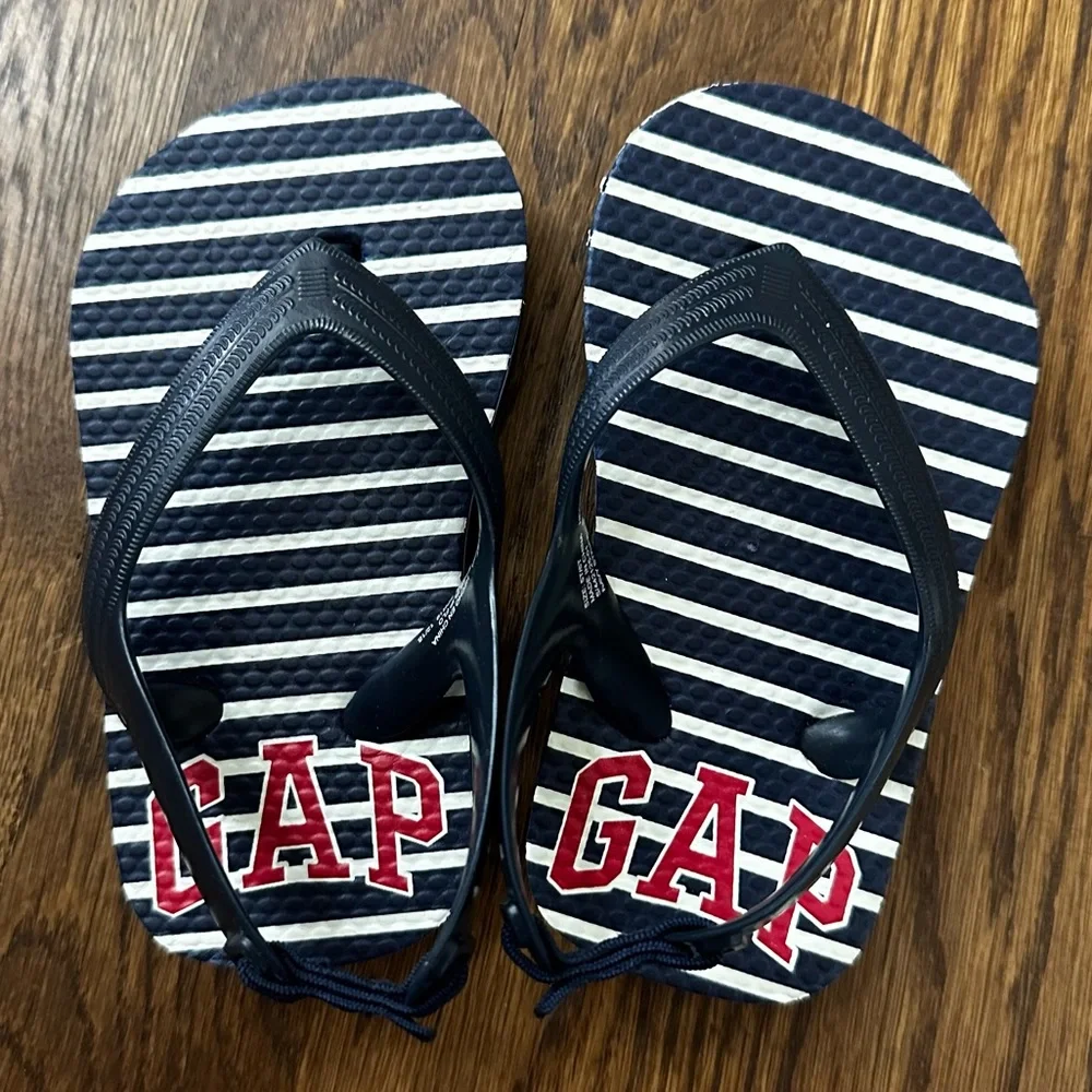 Gap navy blue striped flip flops, size 5T/6T